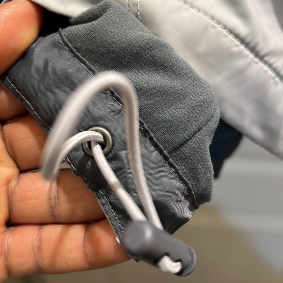 NWOT Columbia Gray athletic windbreaker with Hoodie. - Picture 7 of 15